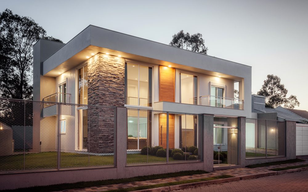 Fachada de residência contemporânea ao entardecer, projeto Aline Athaydes