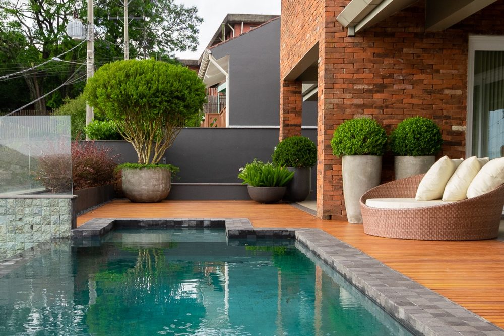 Jardim e piscina com paisagismo assinado por Aline Athaydes