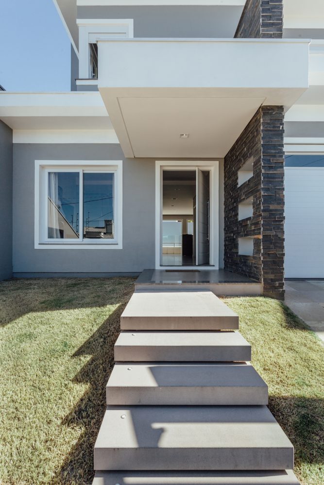 Fachada de residência com jardim, projeto Aline Athaydes