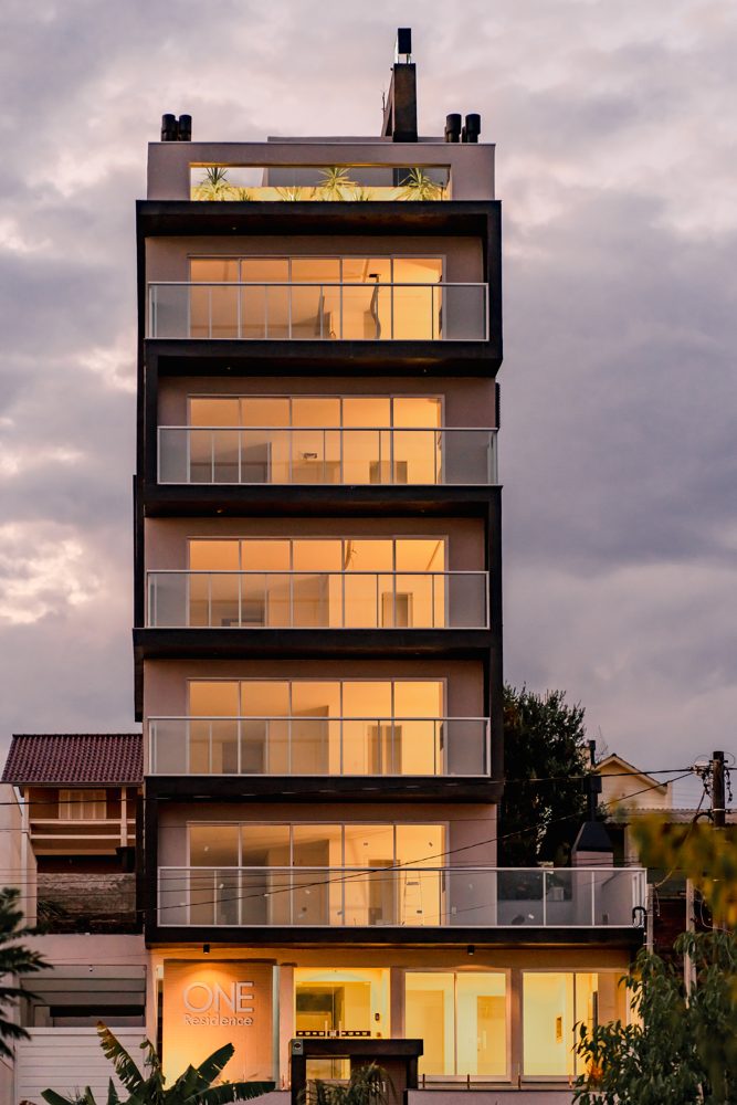 Edifício residencial ao entardecer, projeto Aline Athaydes