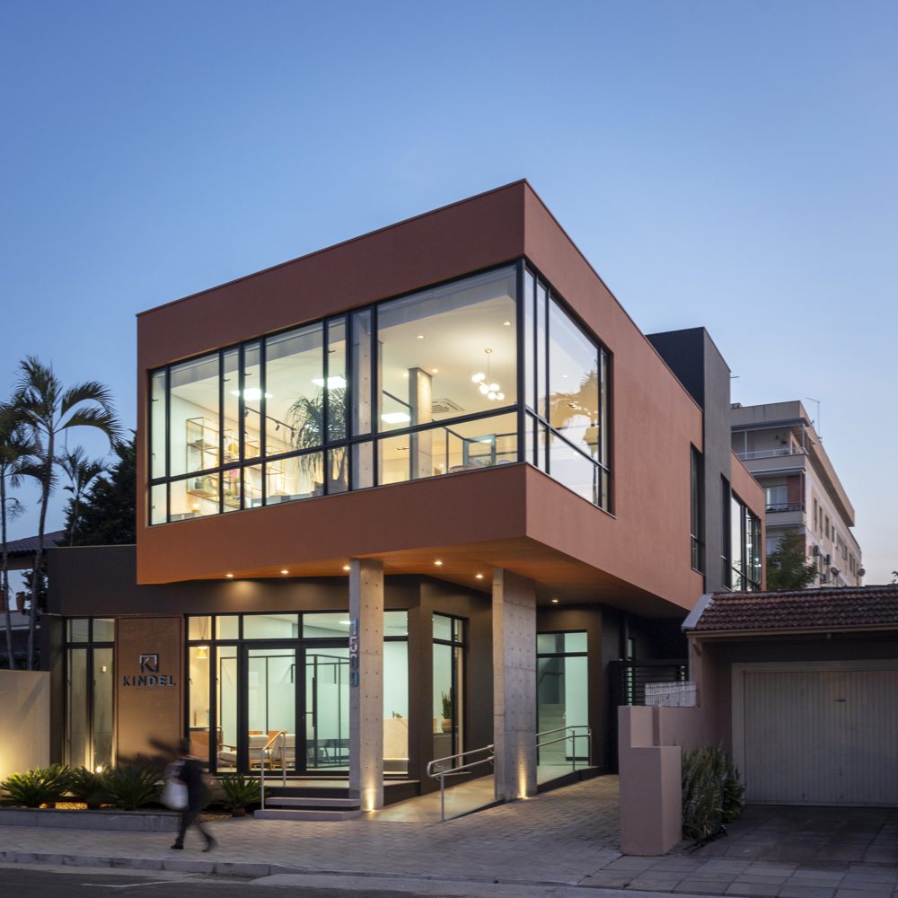 Fachada de edifício comercial ao entardecer, projeto Aline Athaydes