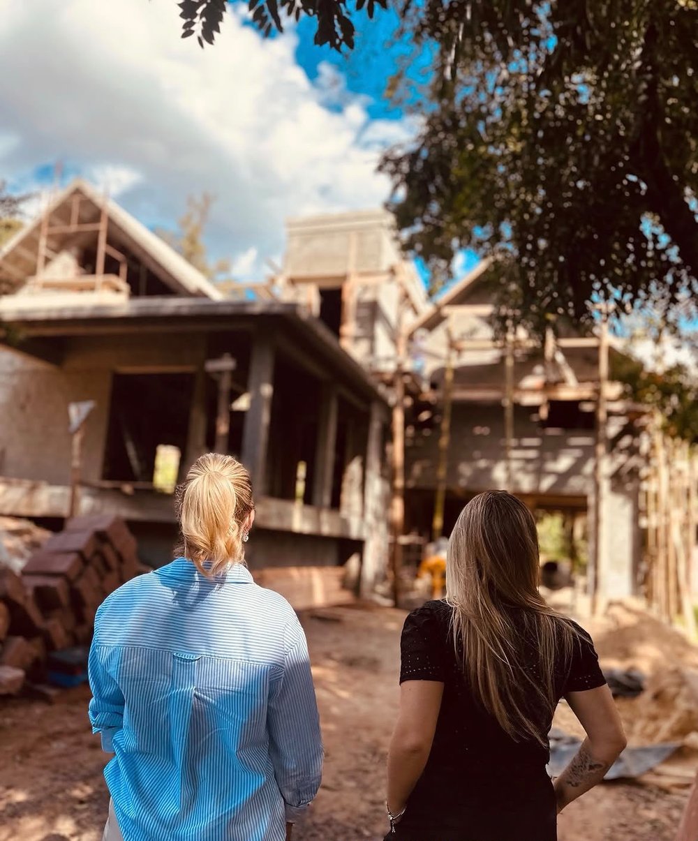 Aline Athaydes e Fernanda Bondan acompanhando uma obra