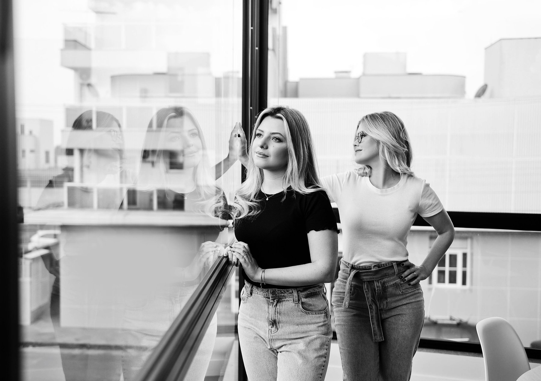 Aline Athaydes e Fernanda Bondan, do estúdio de arquitetura em Montenegro/RS, junto à janela do escritório